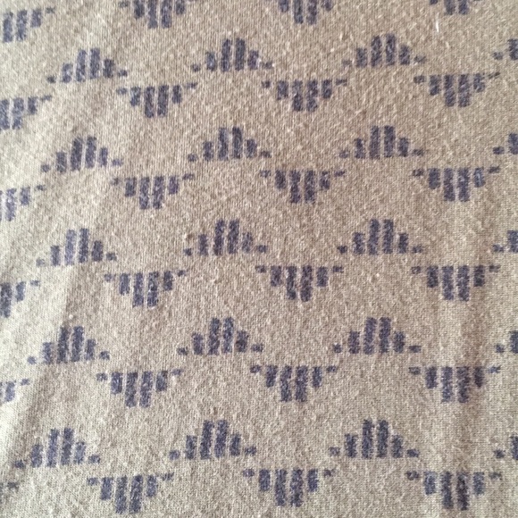 Patterned t-shirt. - Picture 4 of 4